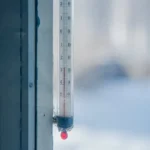 Termometer luar ruangan menunjukkan suhu udara saat ini